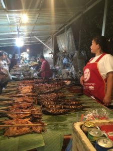 Fisch und Fleisch gegrillt - in einer Seitenstraße beim Nachtmarkt © 2017