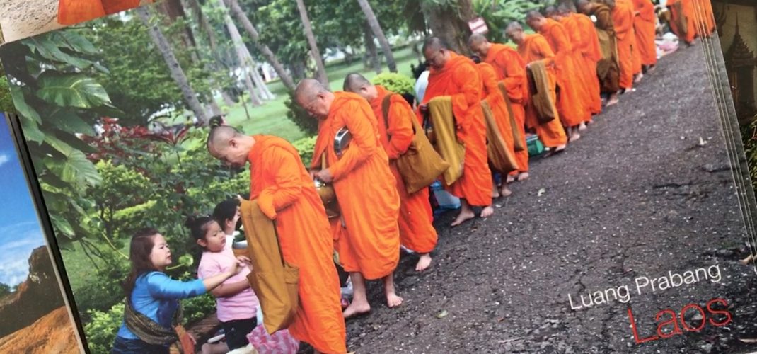 Postkartenromatnik: Der Almosengang der Mönche in Luang © 2017