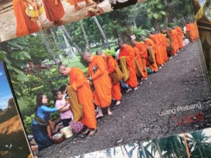 Postkartenromatnik: Der Almosengang der Mönche in Luang © 2017