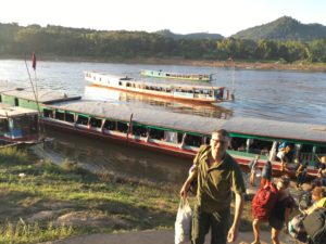 Mit Rucksack unterwegs auf dem Mekong in Laos © 2017