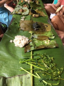 Weitere Belohnung: einheimisches Essen, von dem wir nur den Reis und die Bananen kannten. © 2017