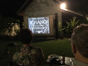 In einem Garten wird regelmäßg Chang gezeigt. Eine nette Abwechslung, auch wenn es nicht der älteste Laos-Film ist © 2017