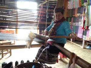 Bei dieser Weberin hat Alina einen Schal für eine Freundin gekauft © 2017