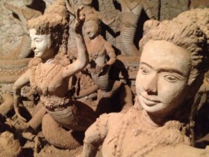 Die Innenräume sind voller Figuren - einige freundlich und andere gruselig. © 2017