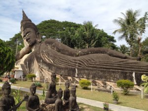 Der liegende Buddha ist die größte Attraktion des Parks © 2017